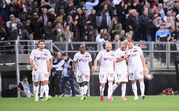 米哈游没有高额年终奖，游戏玩家整年都很沮丧。老板跑了之后，员工卖了公司的电脑过年。