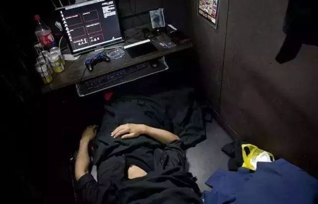 小镇青年的网游实践与现实生活：从“游戏即生活”到“游戏只是游戏